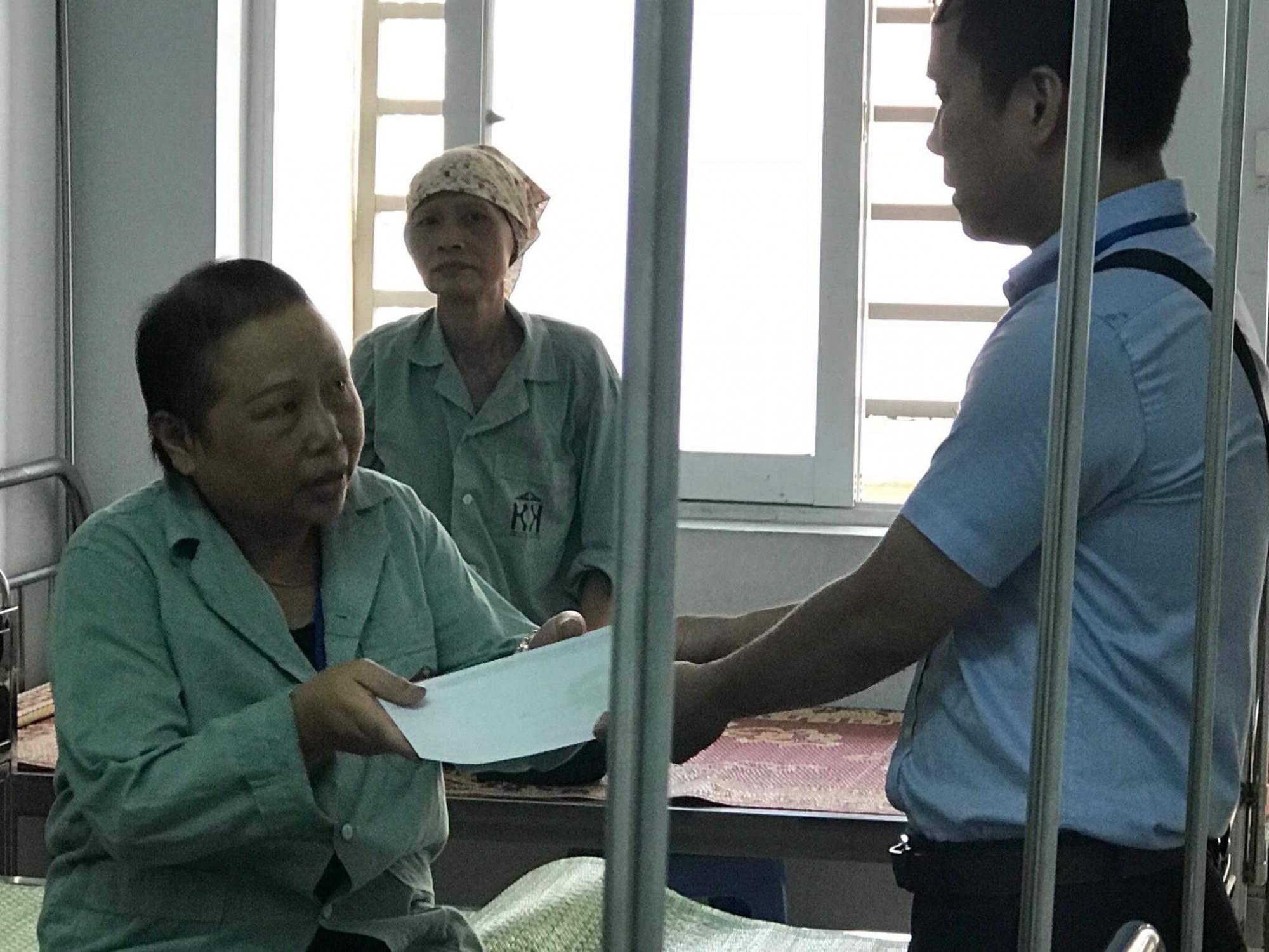 GIVING GIFTS TO PATIENTS AT HANOI ONCANCE HOSPITAL
