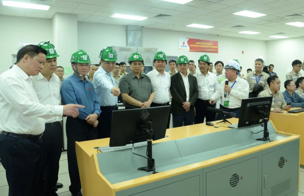 Prime Minister Pham Minh Chinh visits the Central Control Room of Thai Binh 2 Thermal Power Plant.