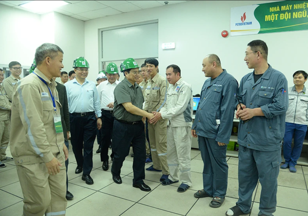 Prime Minister Pham Minh Chinh visited and encouraged the staff and engineers of the Central Control Room of Thai Binh 2 Thermal Power Plant.
