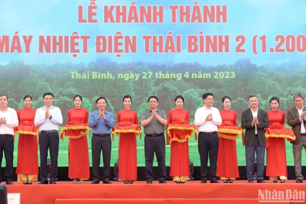 Prime Minister Pham Minh Chinh and leaders performed the ribbon-cutting ceremony to inaugurate Thai Binh 2 Thermal Power Plant.